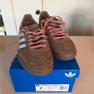 Adidas Handball Spezial Suede Sneakers - Brown with Pink Laces